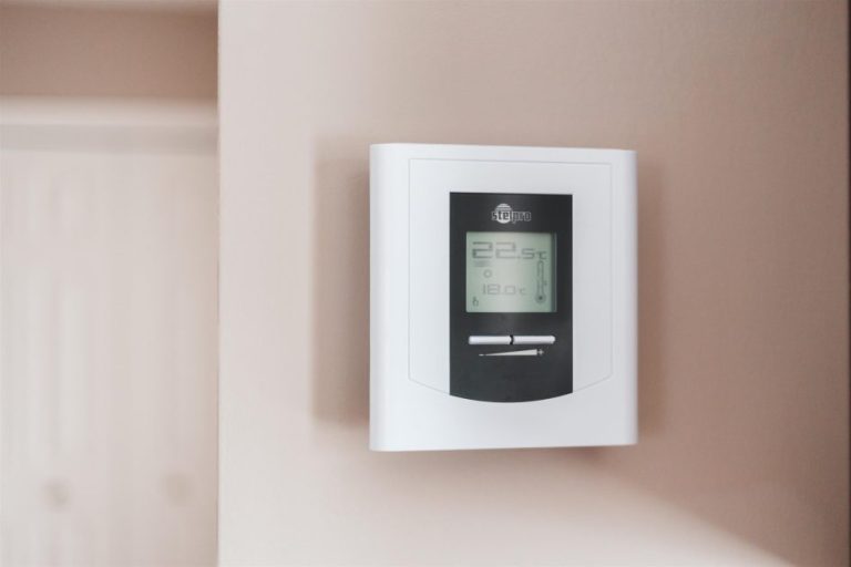Ons team Moderne airco installatie in Kortrijk voor efficiënte koeling en verwarming van woningen en kantoren