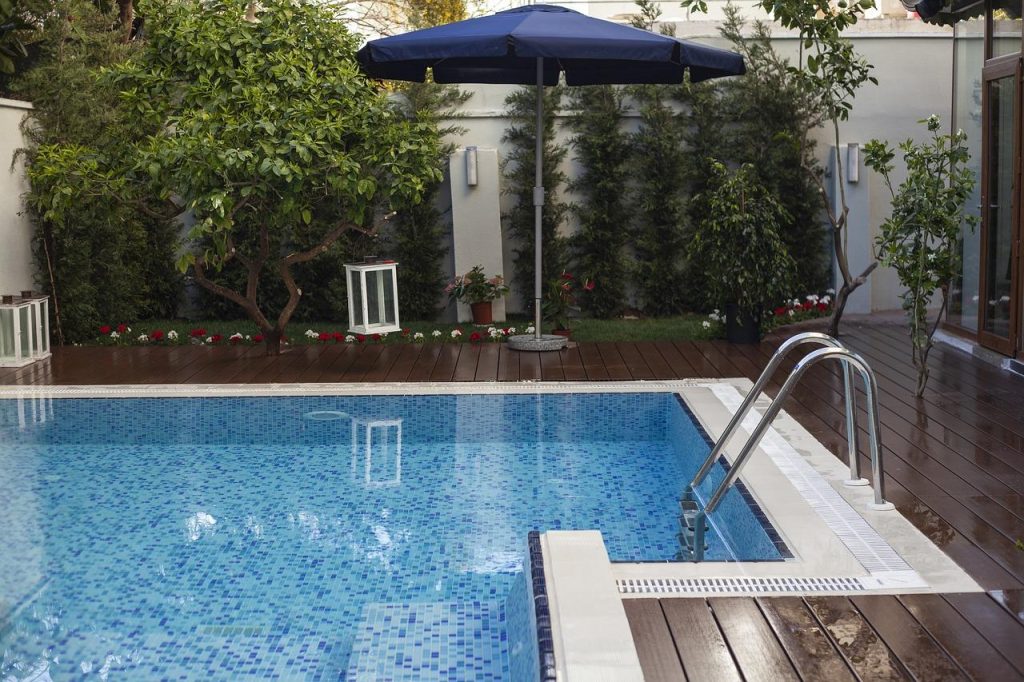 Ervaren zwembadbouwer bouwt een luxe zwembad met professionele installatie van waterbehandelingssystemen