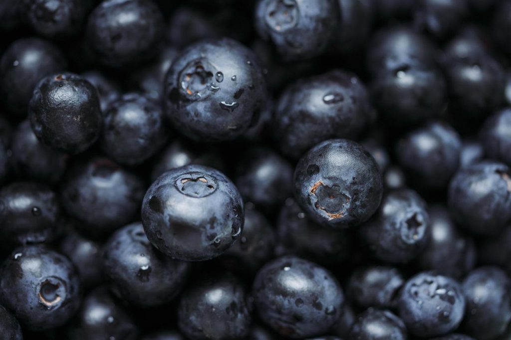 Kleurrijke superfoodscène met açai bowl en spirulina smoothie die de kracht van superfoods laat zien