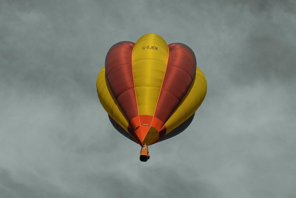 Panoramisch uitzicht tijdens ballonvaart boven Gent met zicht op Sint-Baafskathedraal en Belfort